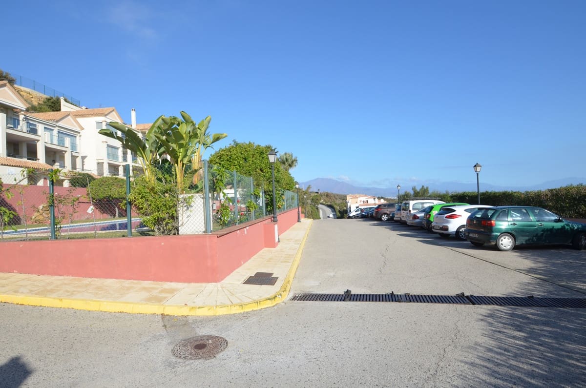 3 bedroom Apartment for sale in La Duquesa / Puerto de la Duquesa with pool garage - € 533,000 (Ref: 9479847)