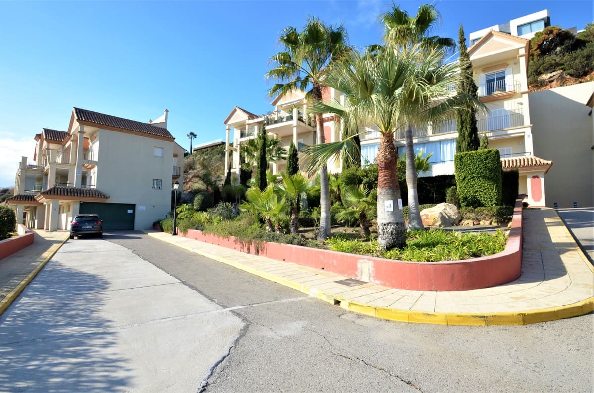 3 bedroom Apartment for sale in La Duquesa / Puerto de la Duquesa with pool garage - € 533,000 (Ref: 9479847)