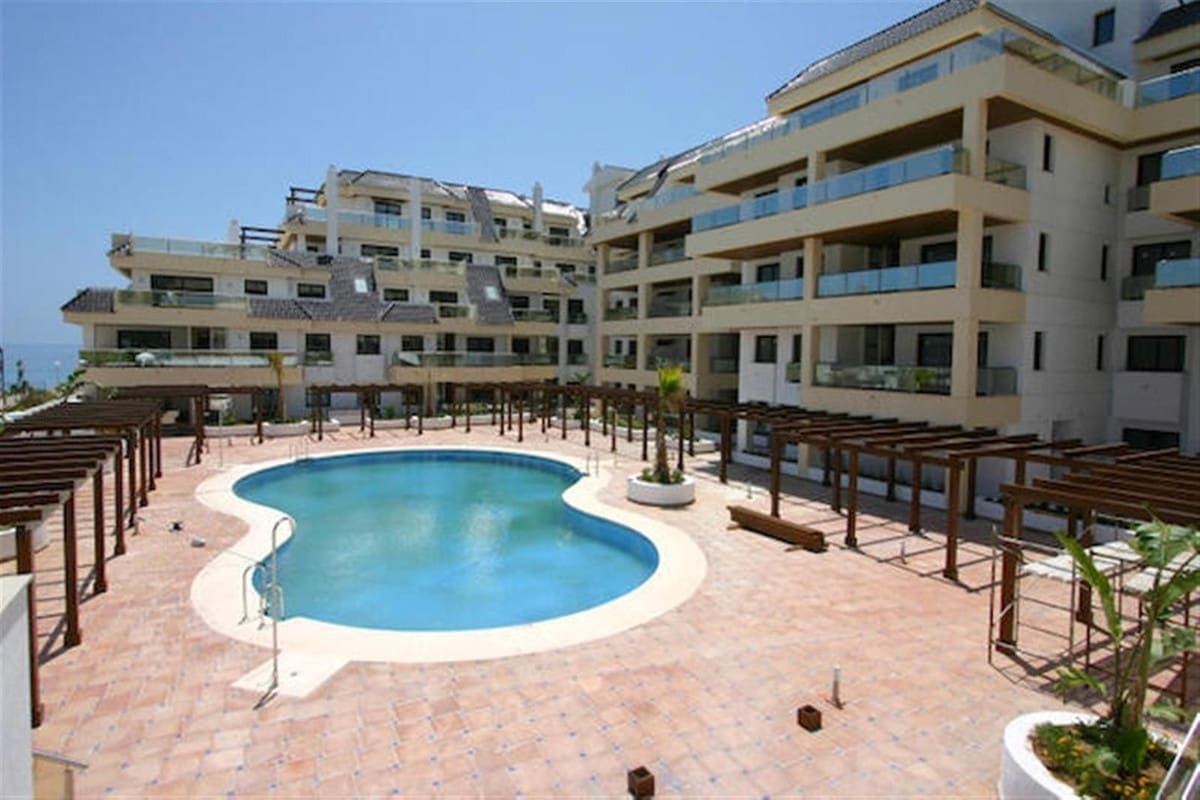 2 bedroom Apartment for sale in La Duquesa / Puerto de la Duquesa with pool - € 535,000 (Ref: 9479848)