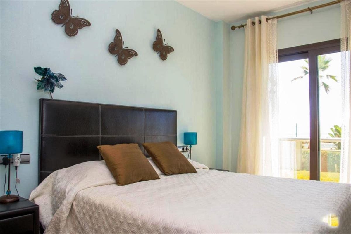 2 bedroom Apartment for sale in La Duquesa / Puerto de la Duquesa with pool - € 535,000 (Ref: 9479848)