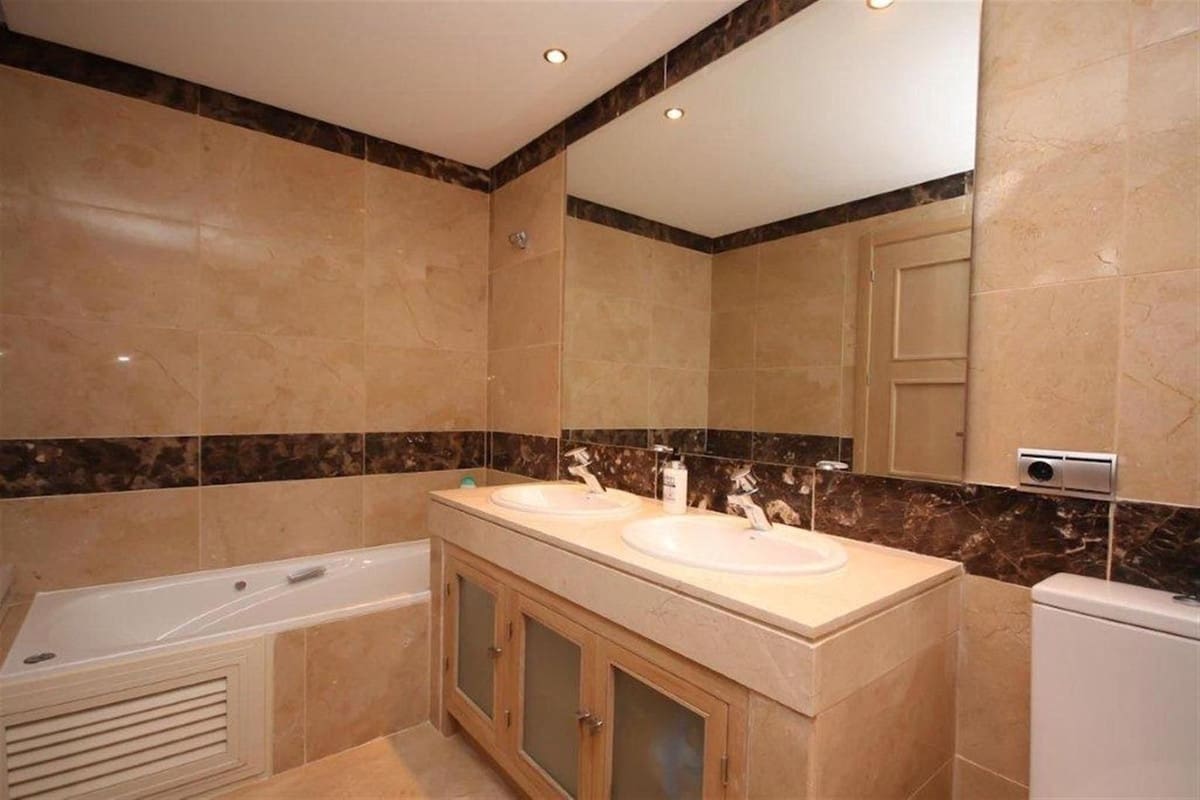 2 bedroom Apartment for sale in La Duquesa / Puerto de la Duquesa with pool - € 535,000 (Ref: 9479848)