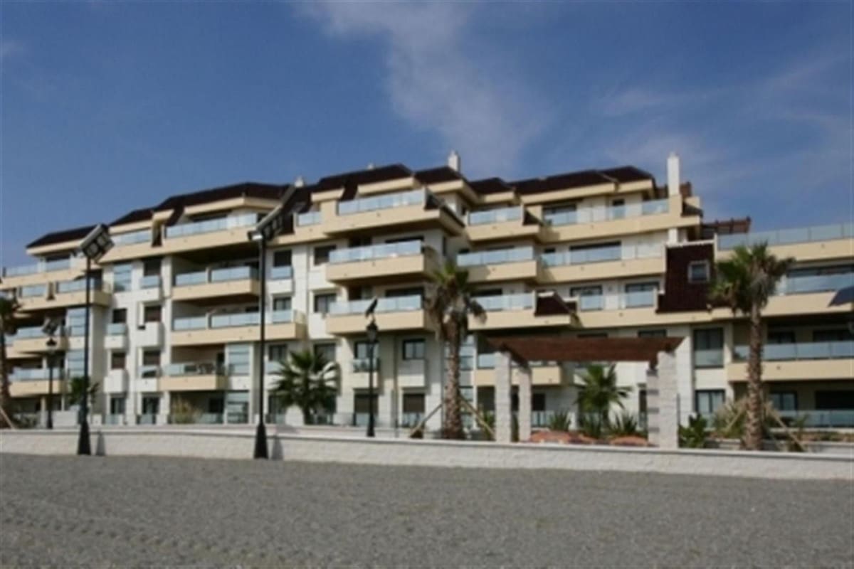 2 bedroom Apartment for sale in La Duquesa / Puerto de la Duquesa with pool - € 535,000 (Ref: 9479848)