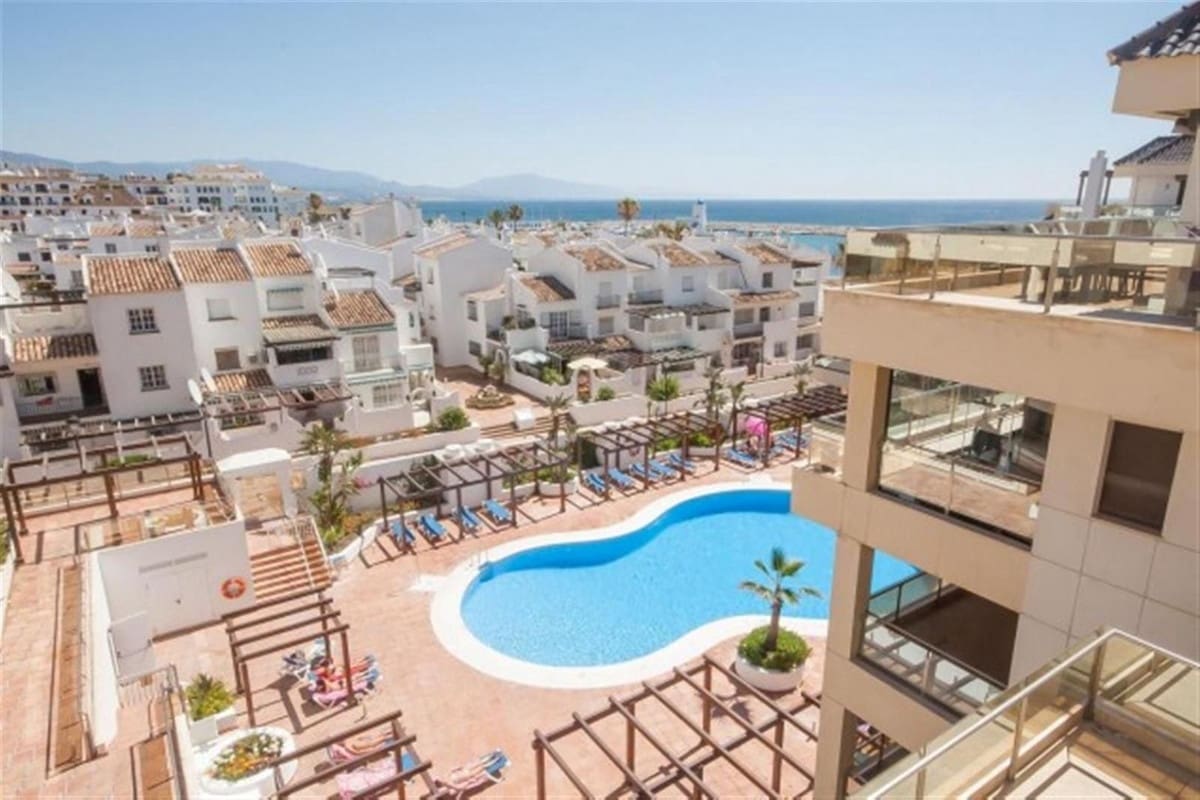 2 bedroom Apartment for sale in La Duquesa / Puerto de la Duquesa with pool - € 535,000 (Ref: 9479848)
