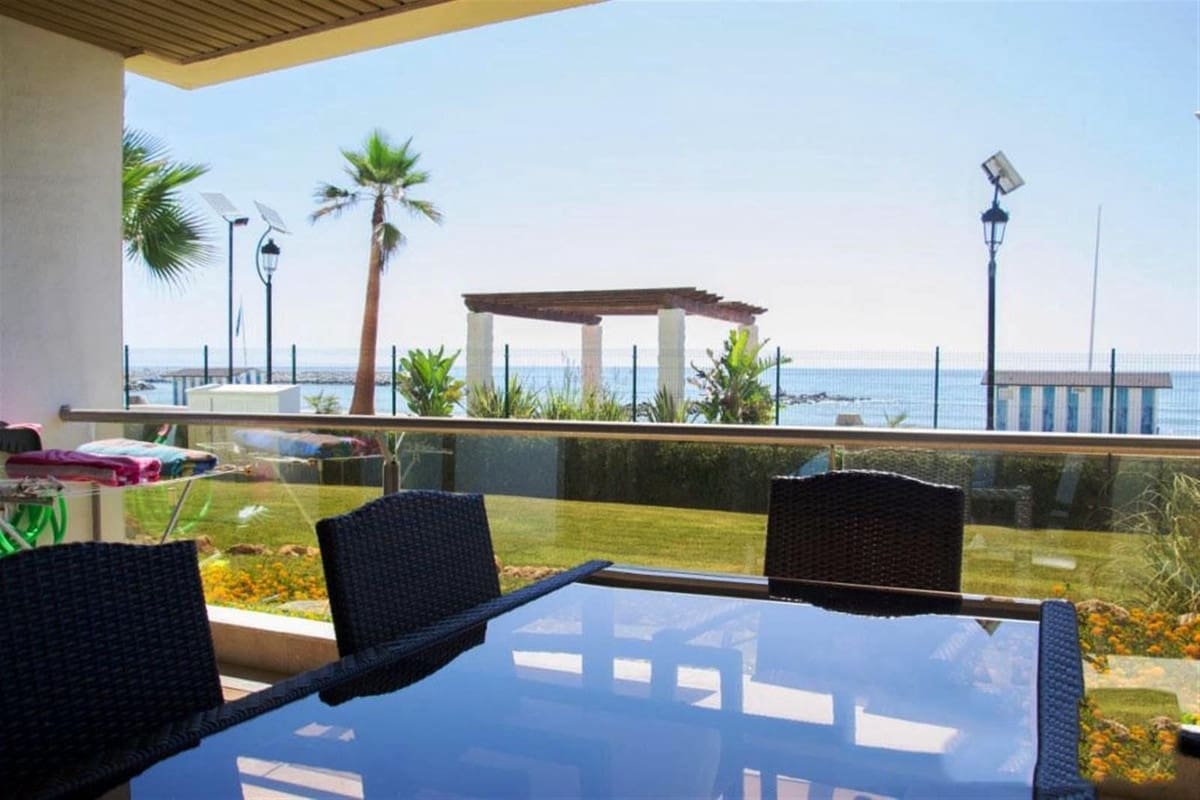 2 bedroom Apartment for sale in La Duquesa / Puerto de la Duquesa with pool - € 535,000 (Ref: 9479848)