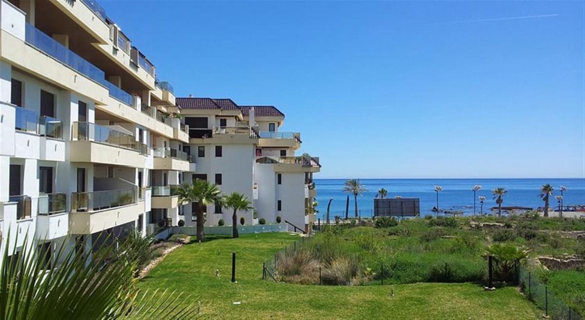 2 bedroom Apartment for sale in La Duquesa / Puerto de la Duquesa with pool - € 535,000 (Ref: 9479848)
