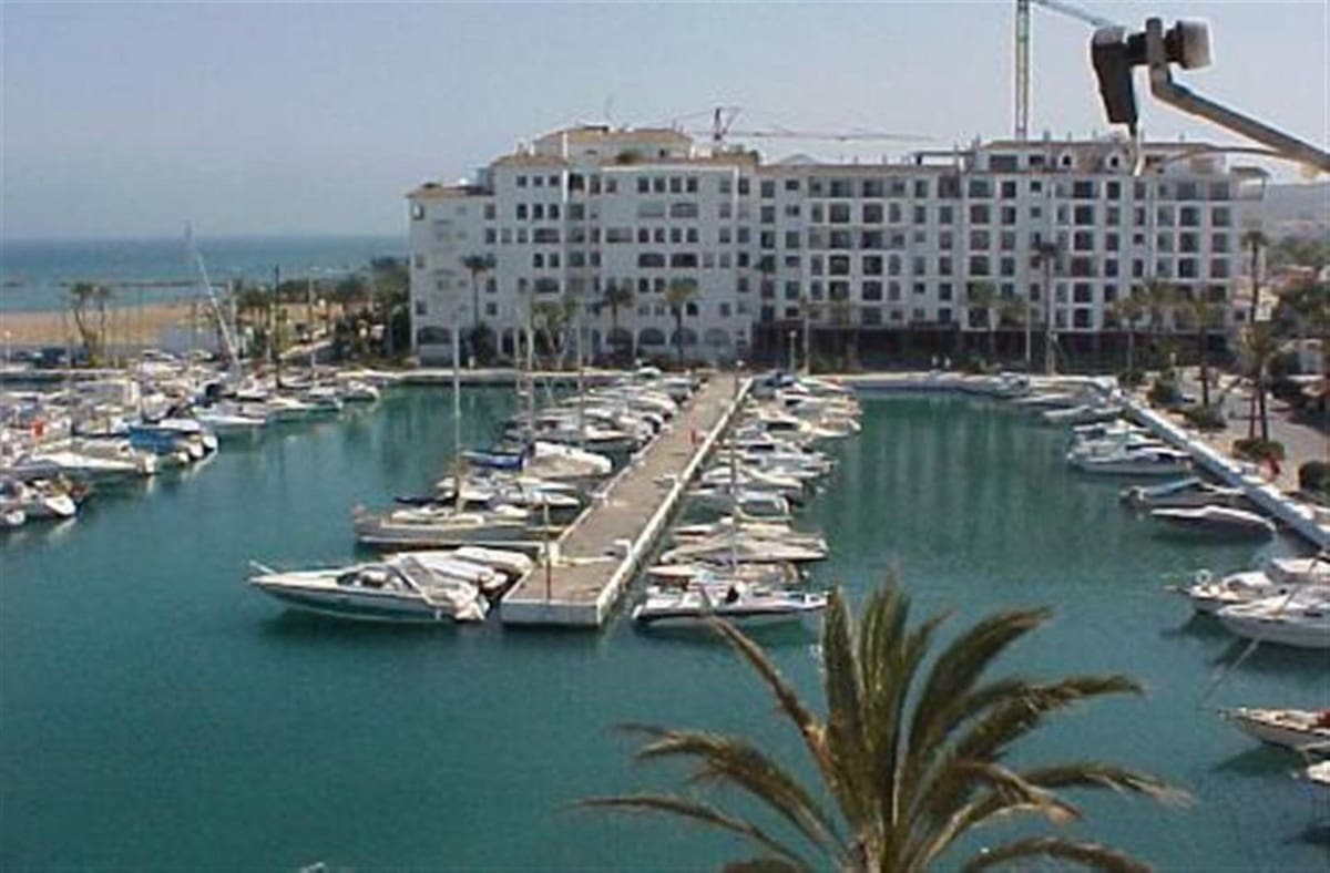 2 bedroom Apartment for sale in La Duquesa / Puerto de la Duquesa with pool - € 535,000 (Ref: 9479848)