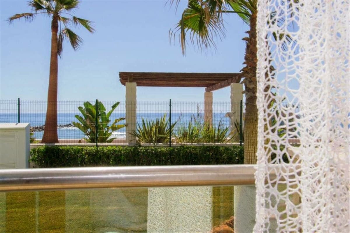 2 bedroom Apartment for sale in La Duquesa / Puerto de la Duquesa with pool - € 535,000 (Ref: 9479848)