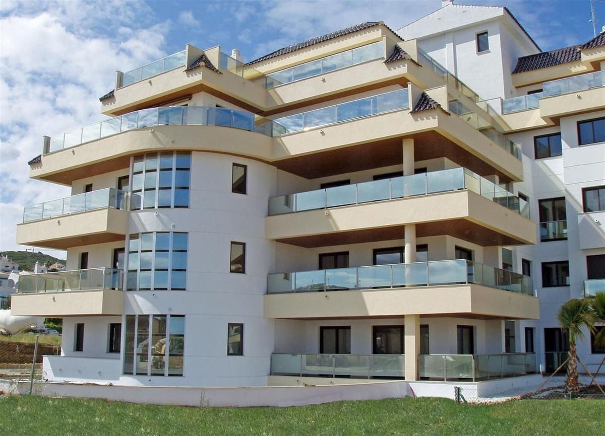 2 bedroom Apartment for sale in La Duquesa / Puerto de la Duquesa with pool - € 535,000 (Ref: 9479848)