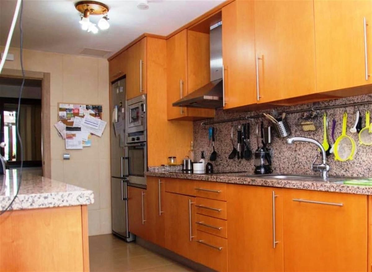 2 bedroom Apartment for sale in La Duquesa / Puerto de la Duquesa with pool - € 535,000 (Ref: 9479848)