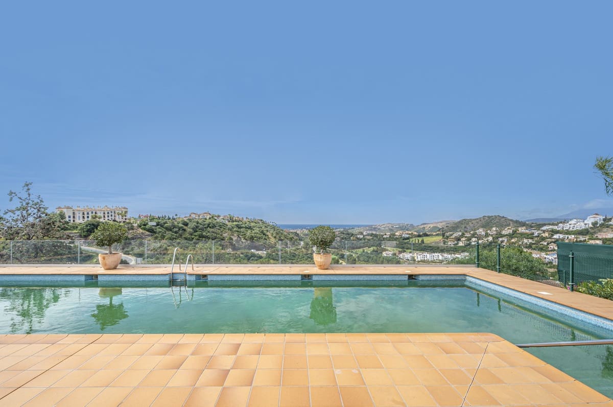 2 bedroom Apartment for sale in Benahavis with pool - € 535,000 (Ref: 9479849)