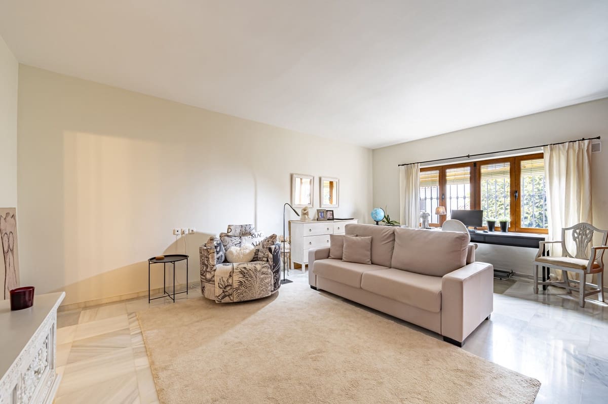 2 bedroom Apartment for sale in Benahavis with pool - € 535,000 (Ref: 9479849)