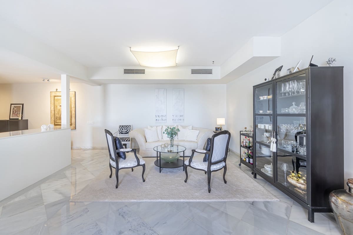 2 bedroom Apartment for sale in Benahavis with pool - € 535,000 (Ref: 9479849)