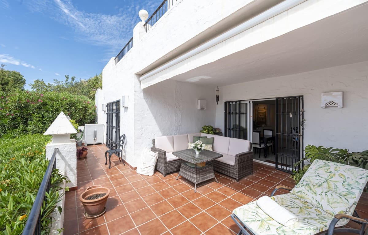 2 bedroom Apartment for sale in Benahavis with pool - € 535,000 (Ref: 9479849)