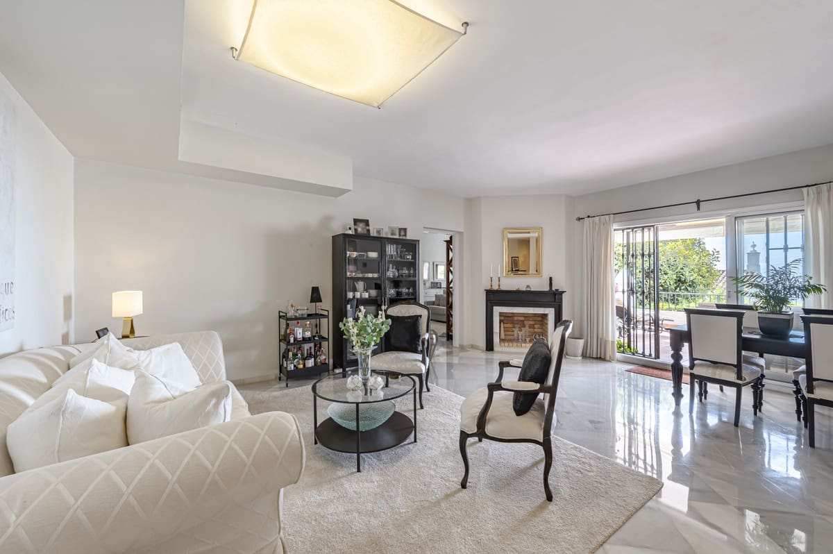 2 bedroom Apartment for sale in Benahavis with pool - € 535,000 (Ref: 9479849)