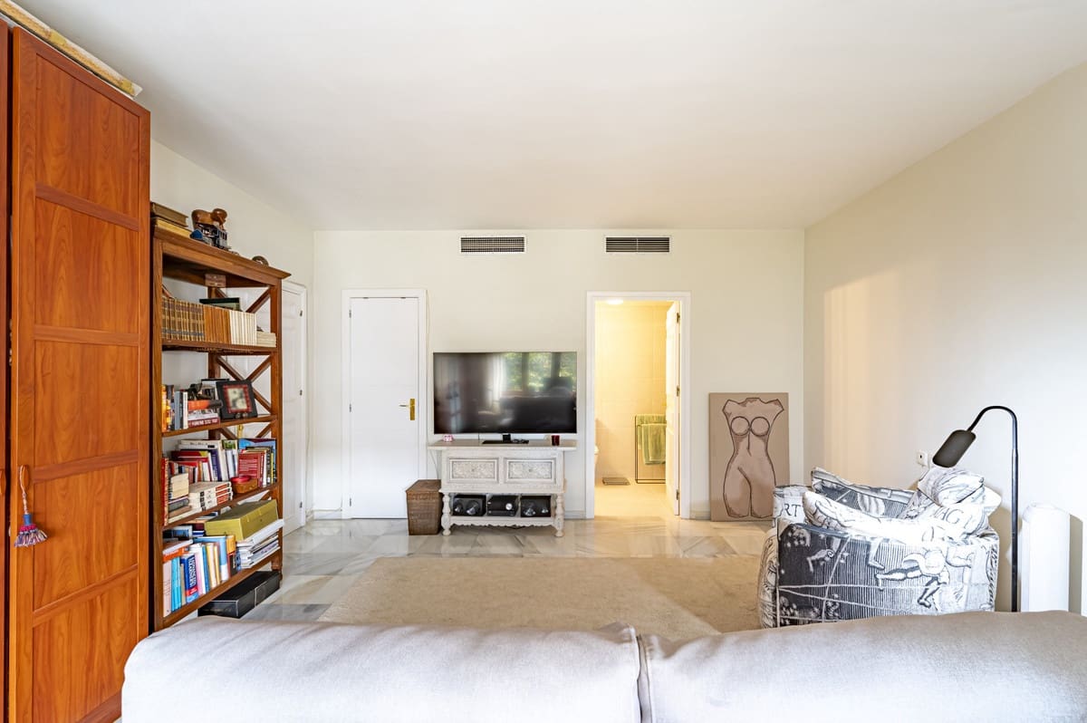 2 bedroom Apartment for sale in Benahavis with pool - € 535,000 (Ref: 9479849)