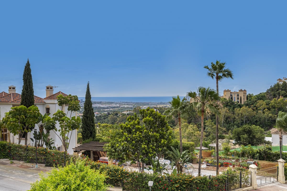 2 bedroom Apartment for sale in Benahavis with pool - € 535,000 (Ref: 9479849)