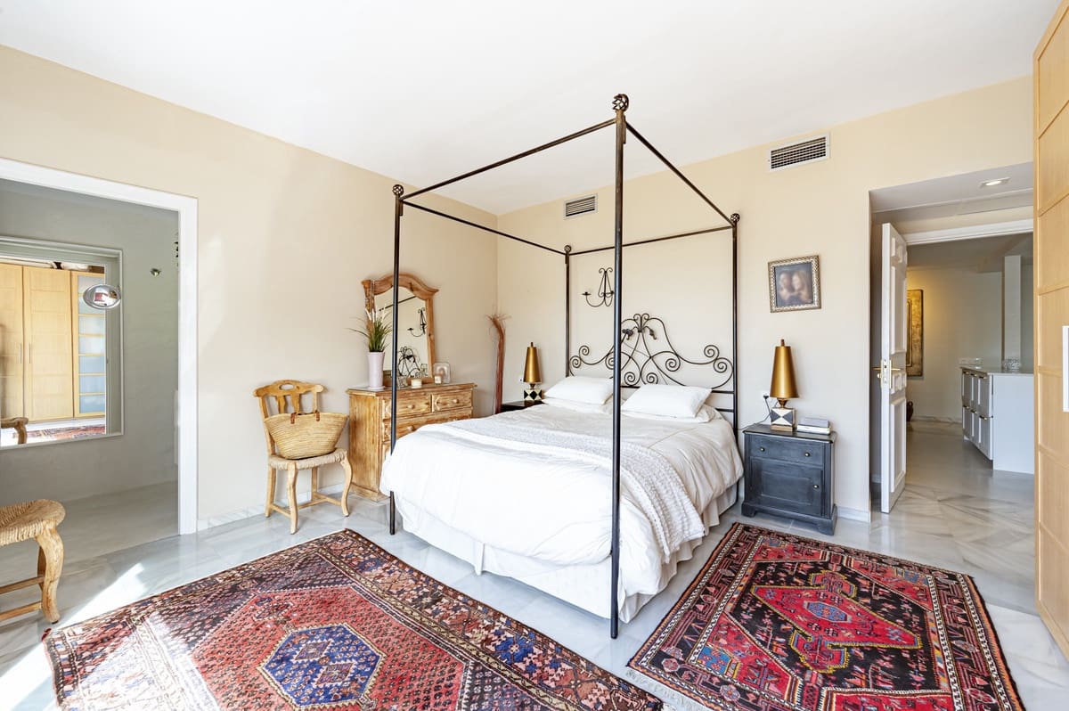 2 bedroom Apartment for sale in Benahavis with pool - € 535,000 (Ref: 9479849)