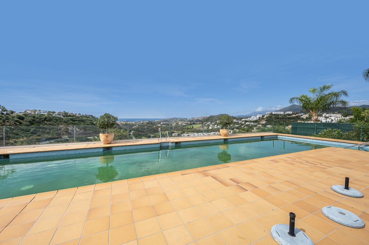 2 bedroom Apartment for sale in Benahavis with pool - € 535,000 (Ref: 9479849)