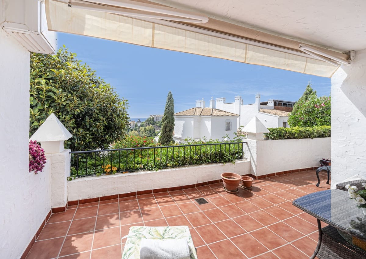 2 bedroom Apartment for sale in Benahavis with pool - € 535,000 (Ref: 9479849)