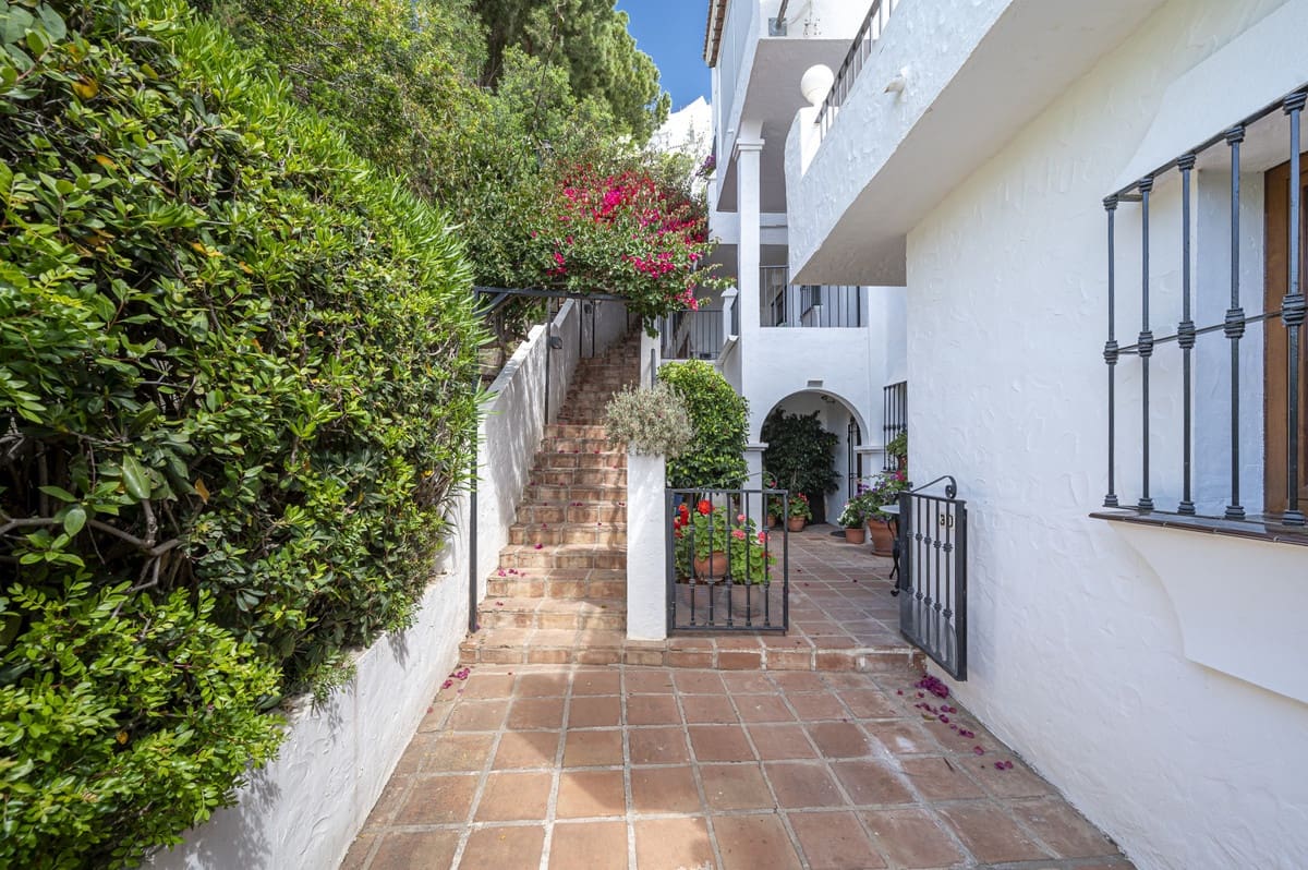 2 bedroom Apartment for sale in Benahavis with pool - € 535,000 (Ref: 9479849)