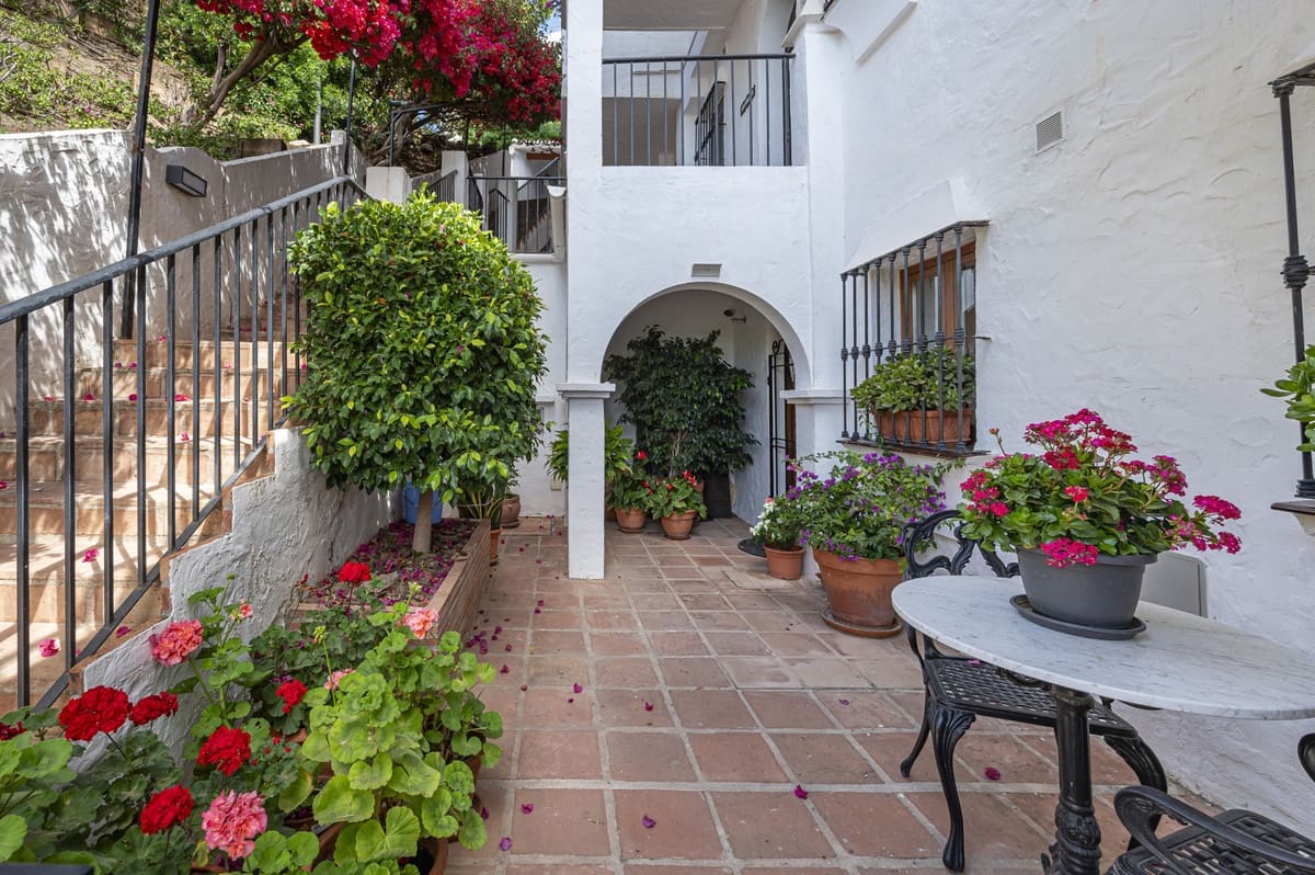 2 bedroom Apartment for sale in Benahavis with pool - € 535,000 (Ref: 9479849)