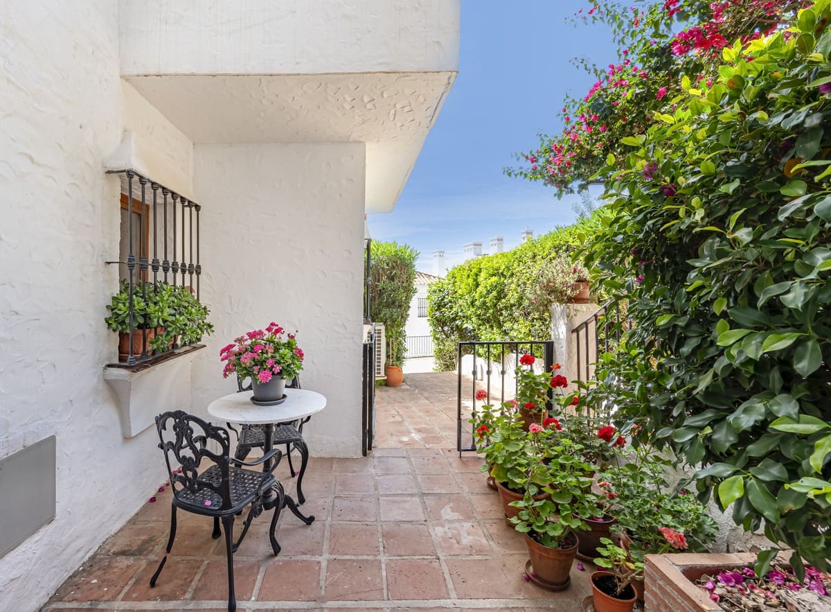 2 bedroom Apartment for sale in Benahavis with pool - € 535,000 (Ref: 9479849)