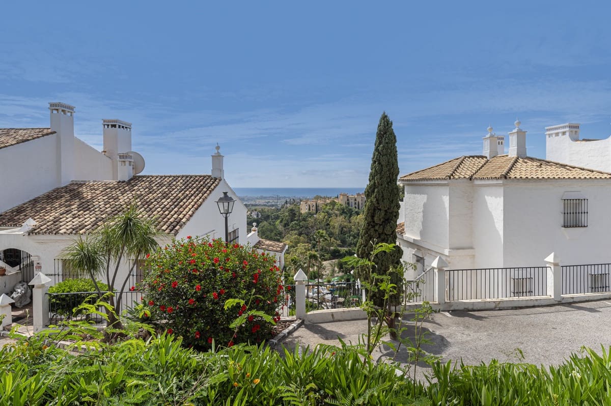 2 bedroom Apartment for sale in Benahavis with pool - € 535,000 (Ref: 9479849)