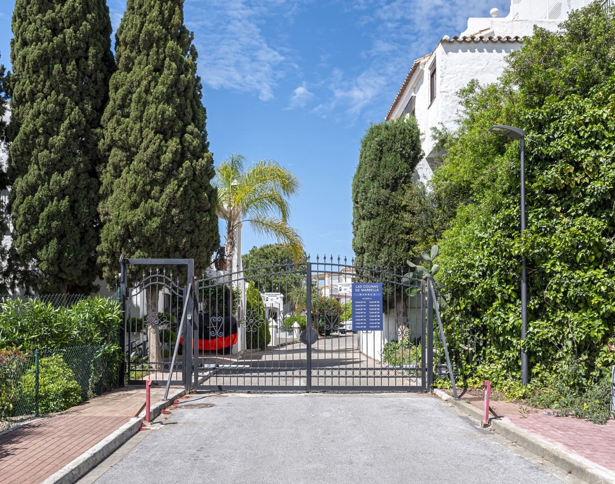 2 bedroom Apartment for sale in Benahavis with pool - € 535,000 (Ref: 9479849)