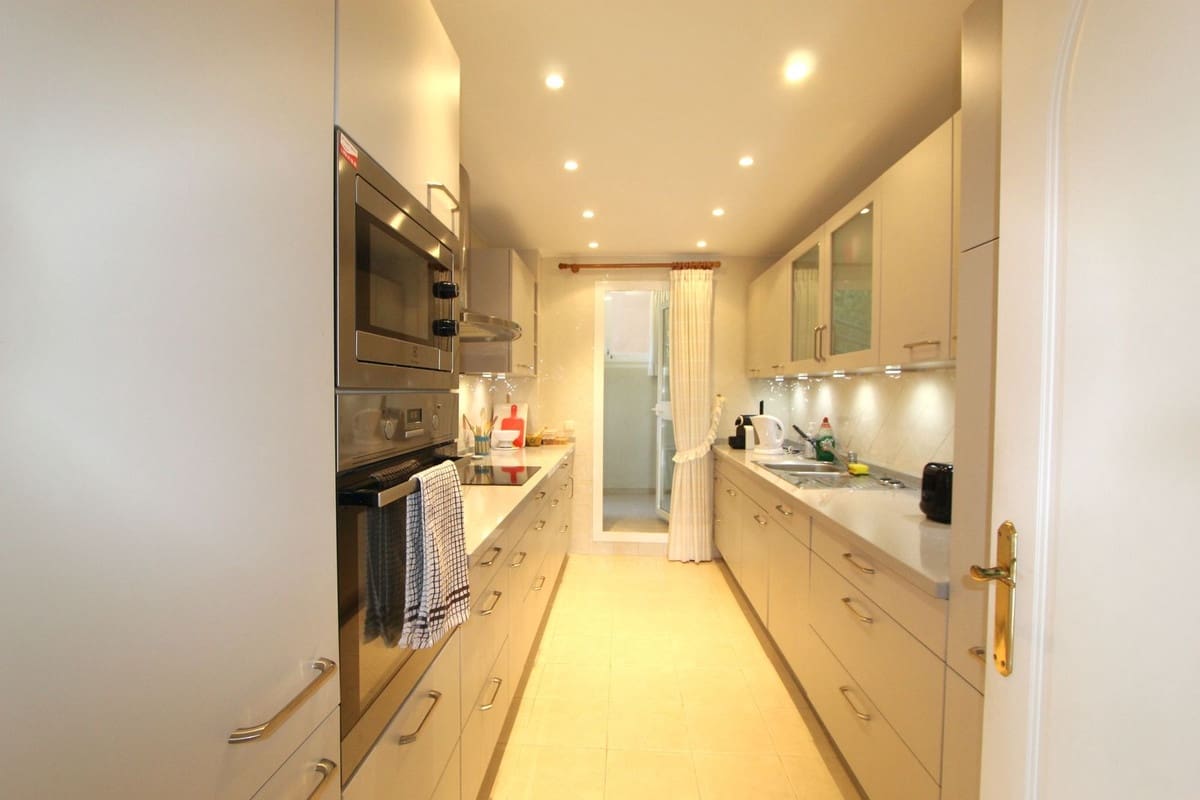 3 bedroom Apartment for sale in Elviria with pool garage - € 535,000 (Ref: 9479850)