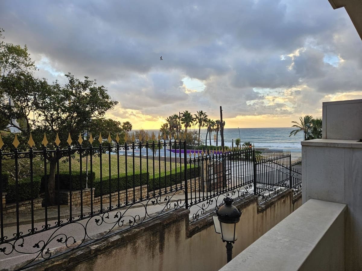 2 bedroom Apartment for sale in Estepona - € 540,000 (Ref: 9479859)