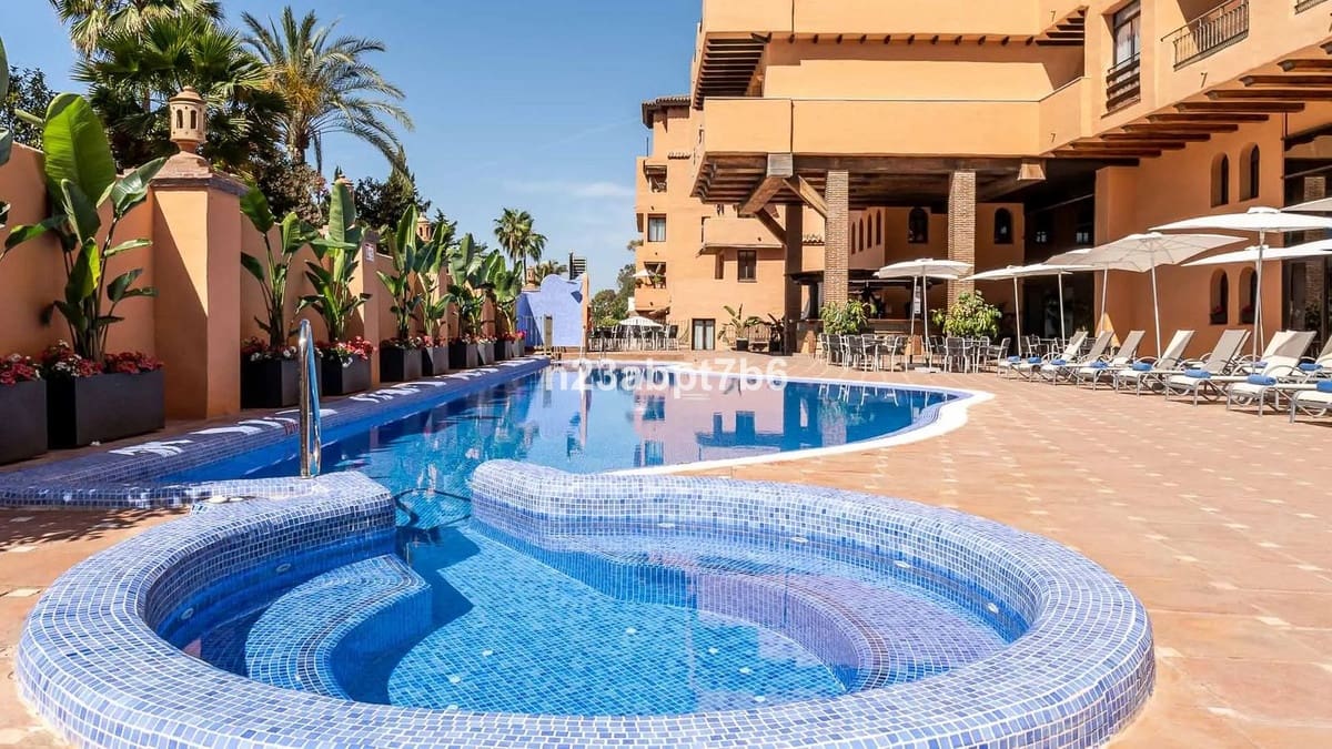 3 bedroom Penthouse for sale in El Paraiso with pool garage - € 540,000 (Ref: 9479860)