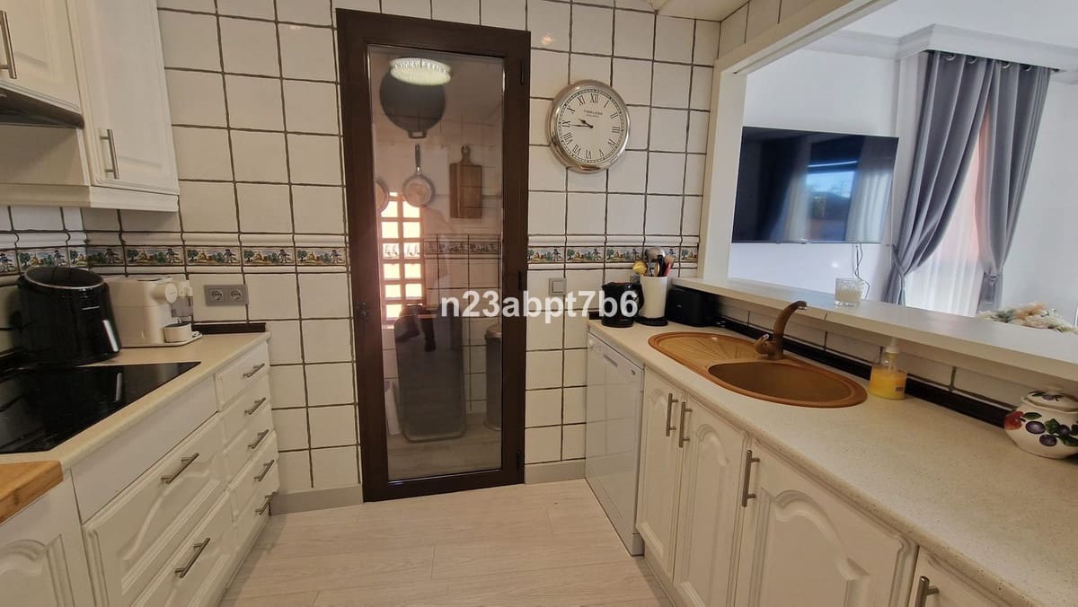 3 bedroom Penthouse for sale in El Paraiso with pool garage - € 540,000 (Ref: 9479860)