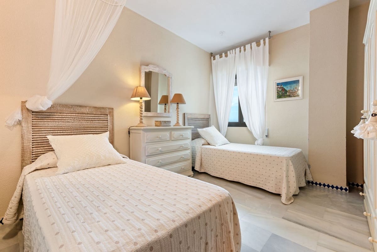 Apartamento de 3 habitaciones en Estepona en venta con piscina - 545.000 € (Ref: 9479863)