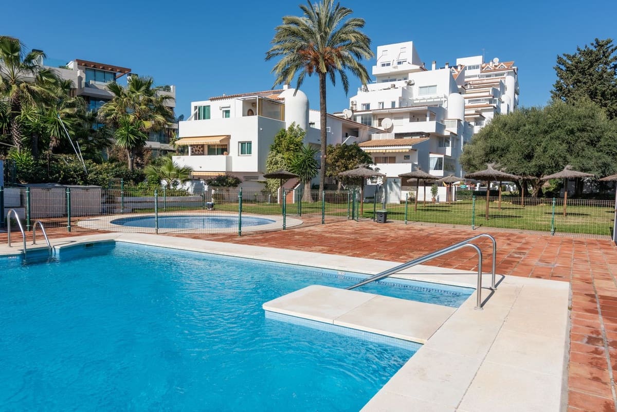 Apartamento de 3 habitaciones en Estepona en venta con piscina - 545.000 € (Ref: 9479863)
