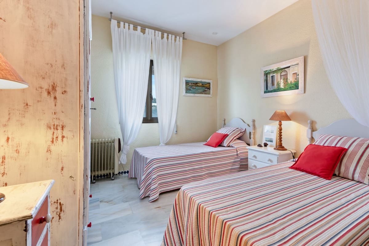 Apartamento de 3 habitaciones en Estepona en venta con piscina - 545.000 € (Ref: 9479863)