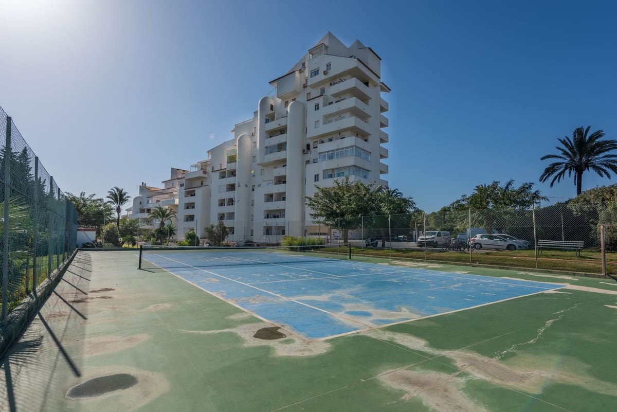 Apartamento de 3 habitaciones en Estepona en venta con piscina - 545.000 € (Ref: 9479863)