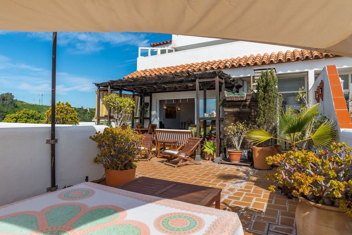 Apartamento de 3 habitaciones en Estepona en venta con piscina - 545.000 € (Ref: 9479863)