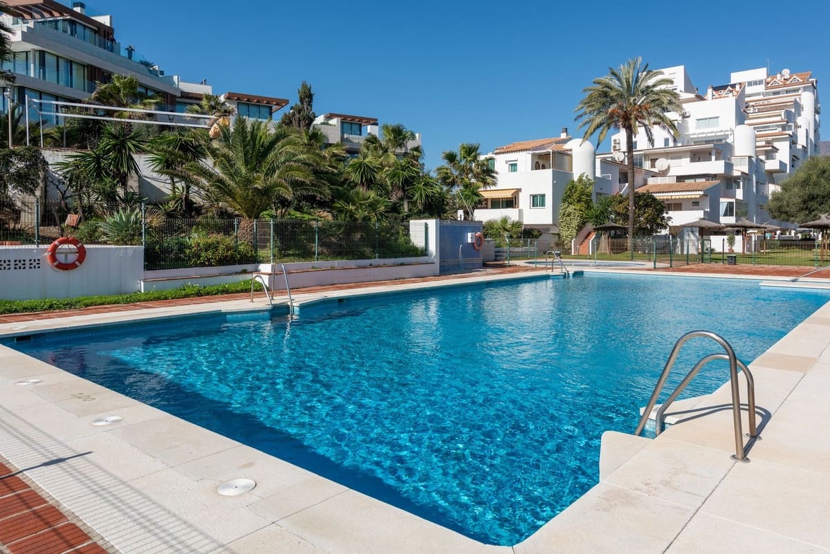 Apartamento de 3 habitaciones en Estepona en venta con piscina - 545.000 € (Ref: 9479863)