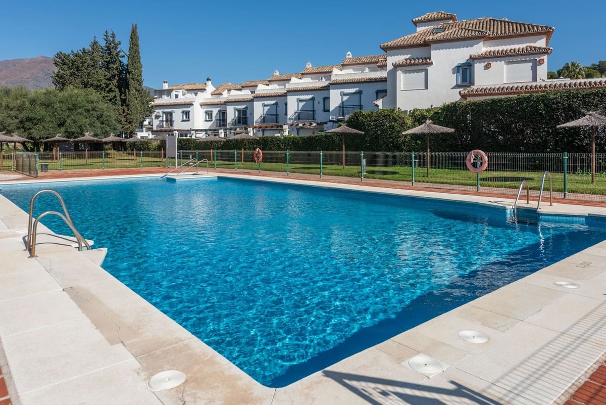 Apartamento de 3 habitaciones en Estepona en venta con piscina - 545.000 € (Ref: 9479863)