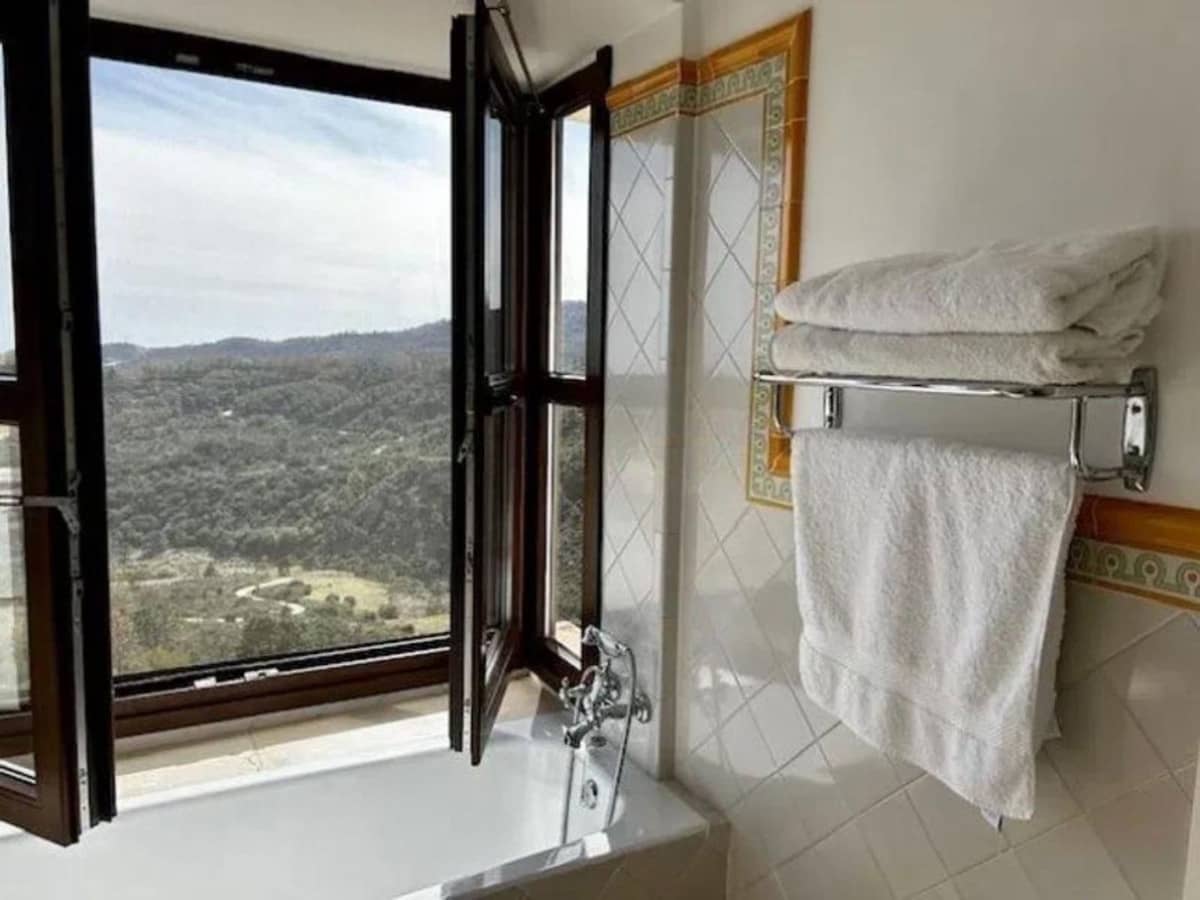 2 bedroom Townhouse for sale in Benahavis with pool garage - € 545,000 (Ref: 9479867)