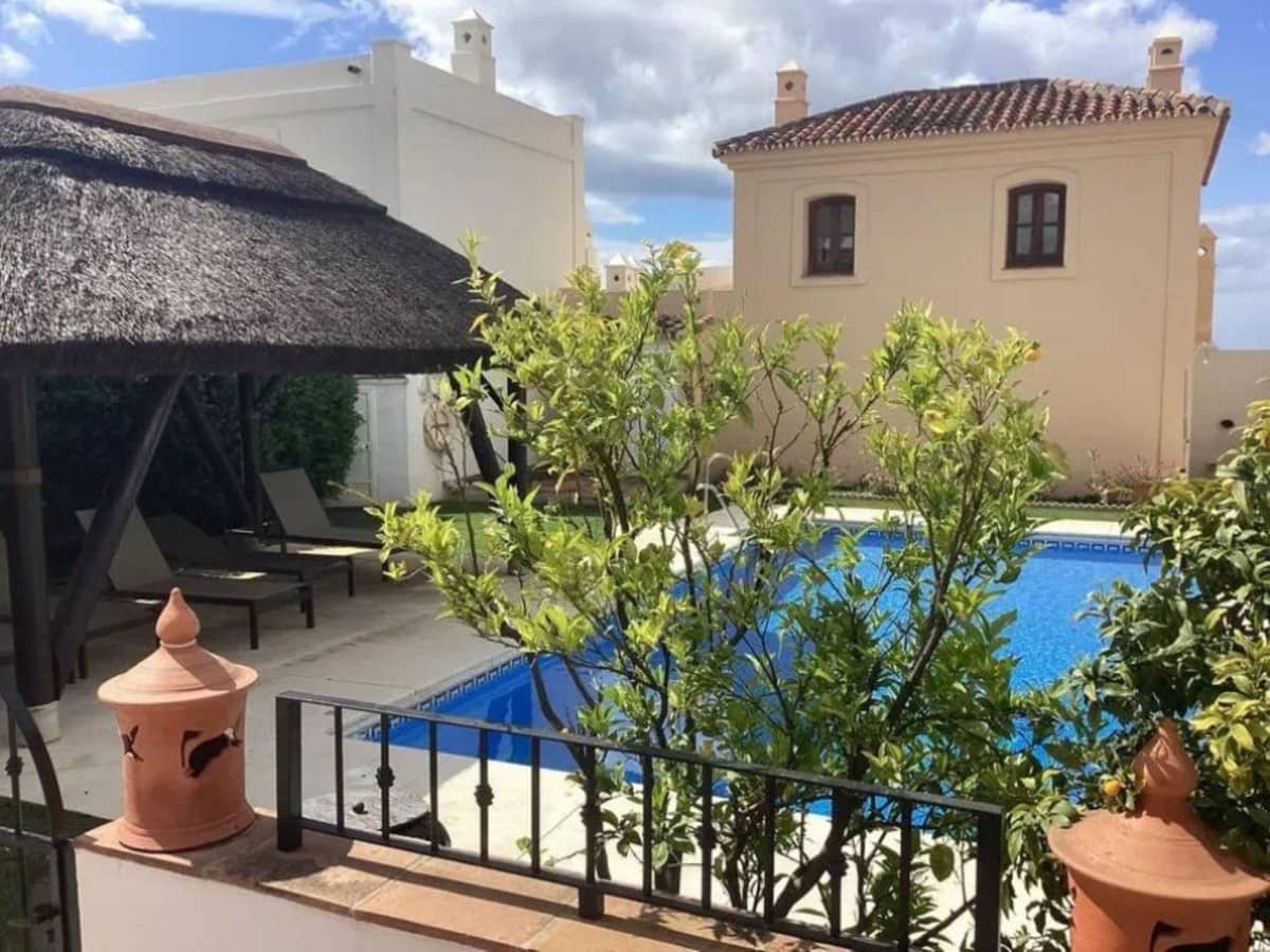 2 bedroom Townhouse for sale in Benahavis with pool garage - € 545,000 (Ref: 9479867)