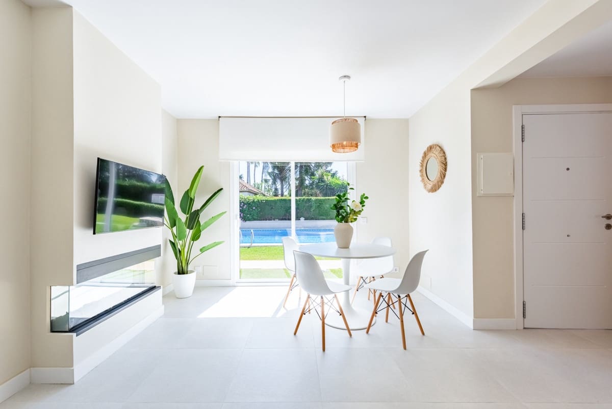 2 bedroom Apartment for sale in San Pedro de Alcantara with pool - € 549,000 (Ref: 9479871)