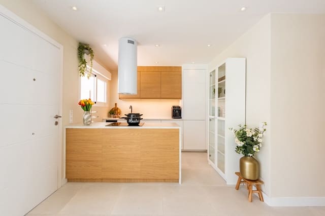 Apartamento de 2 habitaciones en San Pedro de Alcántara Pueblo, Marbella en venta con piscina - 549.000 € (Ref: 9479871)