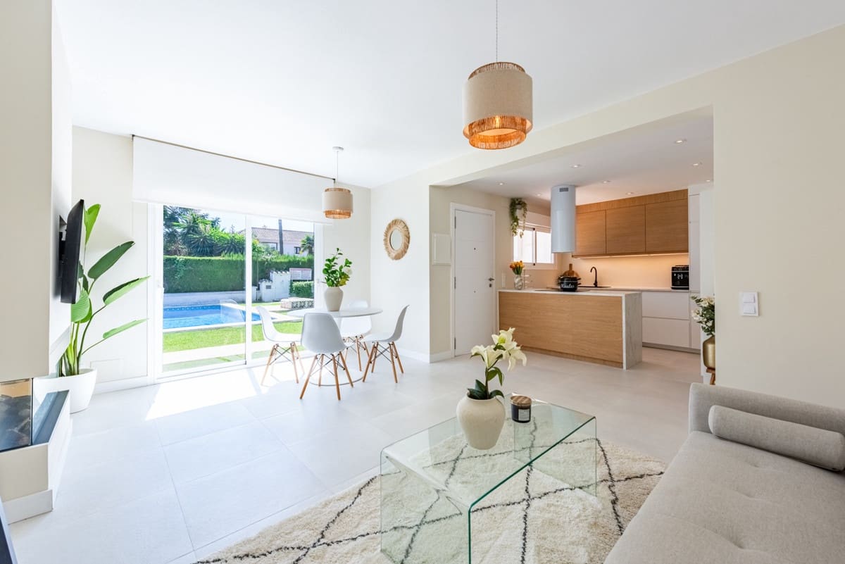 2 bedroom Apartment for sale in San Pedro de Alcantara with pool - € 549,000 (Ref: 9479871)