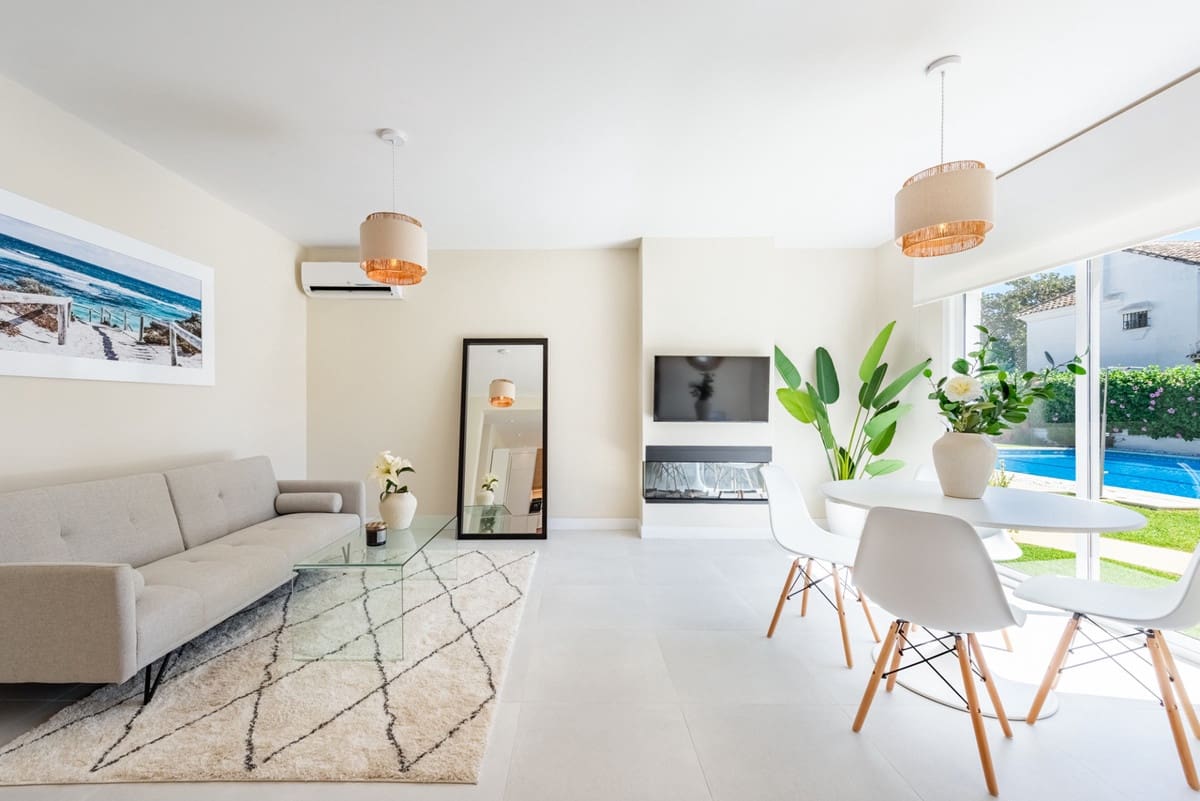 2 bedroom Apartment for sale in San Pedro de Alcantara with pool - € 549,000 (Ref: 9479871)