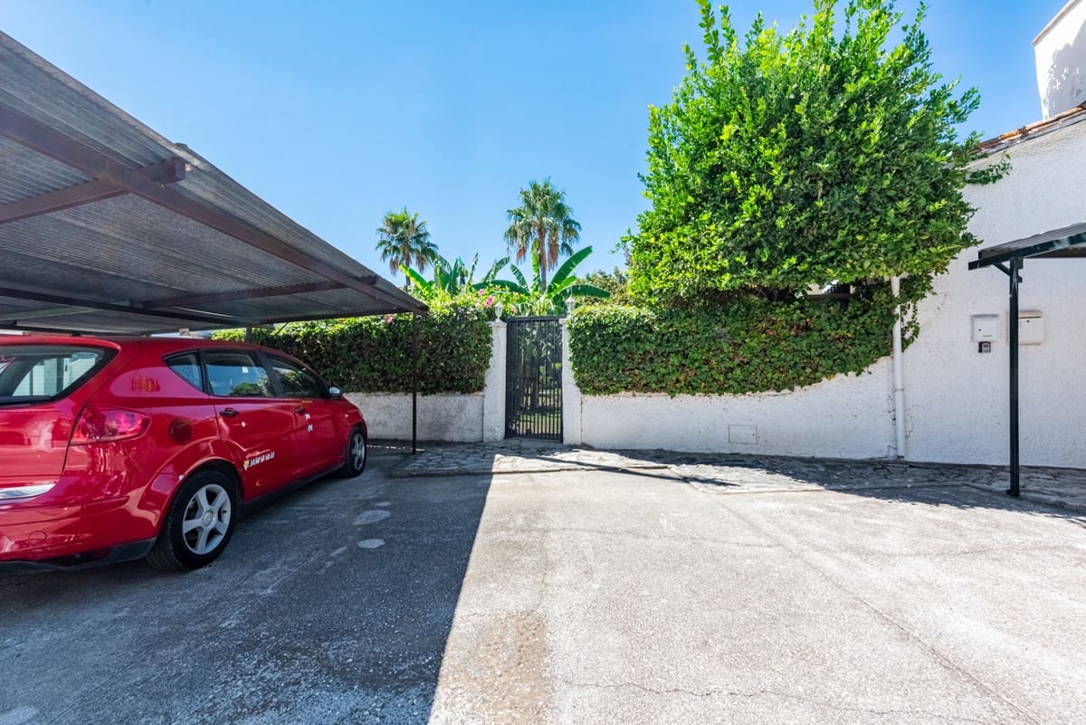 2 bedroom Apartment for sale in San Pedro de Alcantara with pool - € 549,000 (Ref: 9479871)