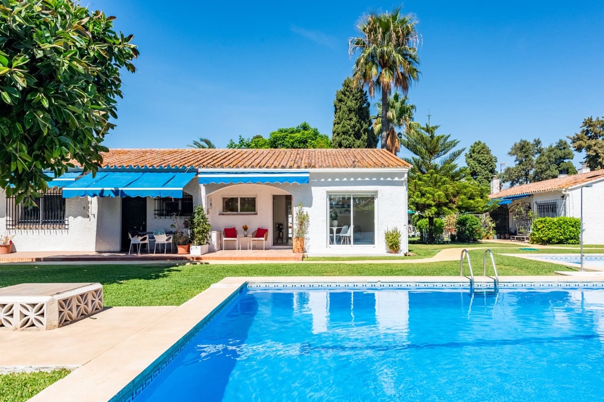 2 bedroom Apartment for sale in San Pedro de Alcantara with pool - € 549,000 (Ref: 9479871)