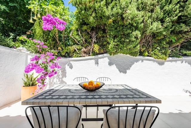 Apartamento de 2 habitaciones en San Pedro de Alcántara Pueblo, Marbella en venta con piscina - 549.000 € (Ref: 9479871)