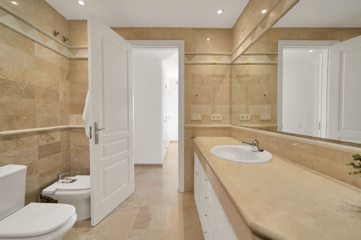 2 bedroom Apartment for sale in Elviria with pool garage - € 549,000 (Ref: 9479872)