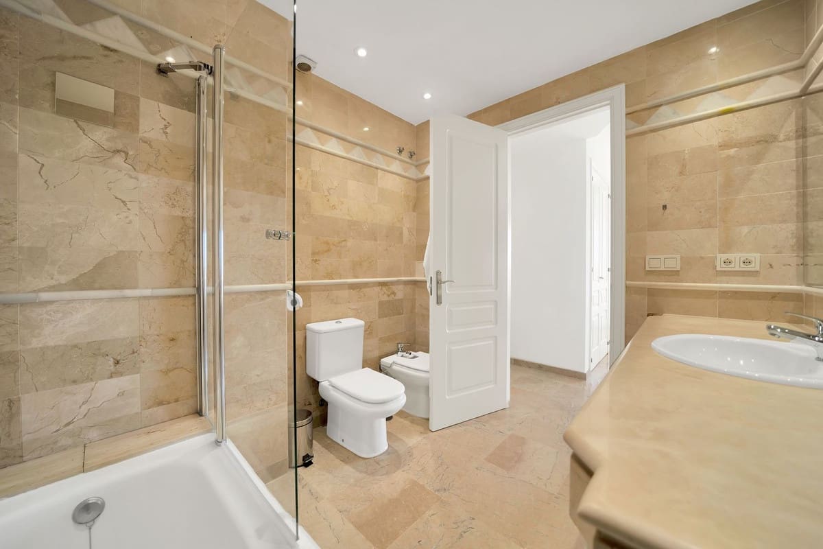 2 bedroom Apartment for sale in Elviria with pool garage - € 549,000 (Ref: 9479872)